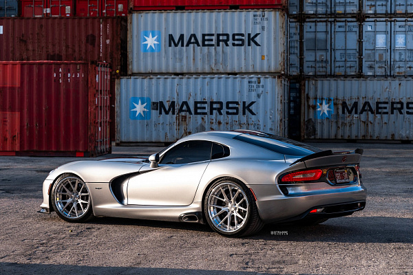 Фото дисков Strasse Wheels SM6R Deep Concave FS Глянцевый лак на Dodge Viper