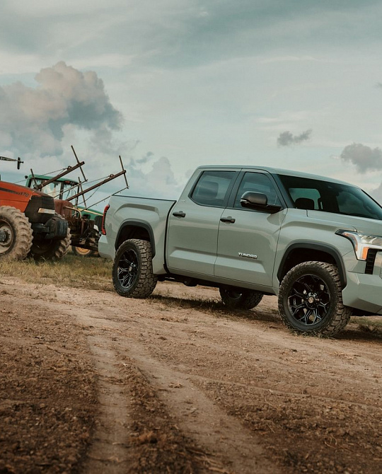 Фото дисков 4P83 Черный глянец на Toyota Tundra III