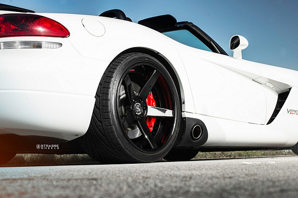 Фото дисков Strasse Wheels S5 Deep Concave Черный глянец на Dodge Viper