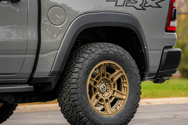 Фото дисков HRE FT1 Сатиновое темное золото на Ram 1500 V