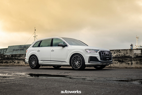 Фото дисков HRE 300M Сатиновый графит на Audi Q7 (4M)