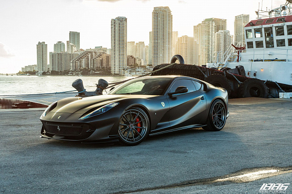 Фото дисков 1886 Wheels G010 Глянцевый темный лак на Ferrari 812
