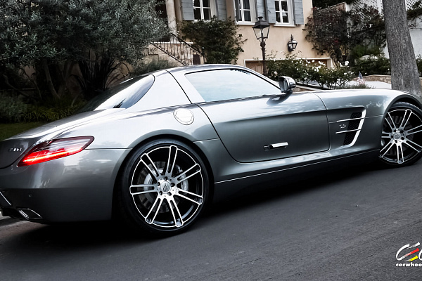 Mercedes Benz SLS AMG