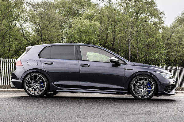 Фото дисков Bola FLX Глянцевый графит на Volkswagen Golf VIII