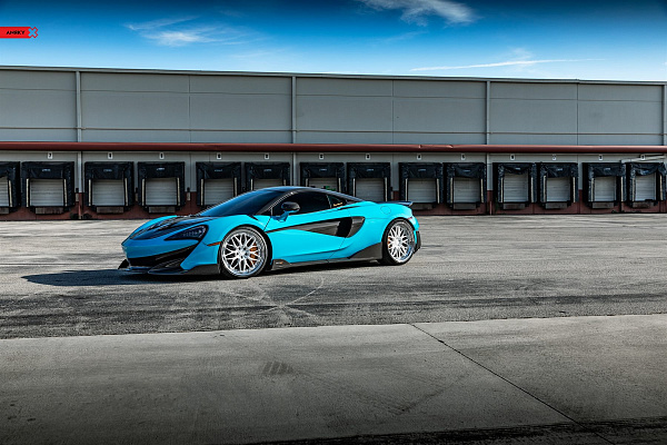 Фото дисков Anrky RS1 Белый глянец на McLaren 600
