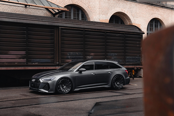 Фото дисков Radi8 R807 Черный глянец на Audi A/RS 6 (C8)
