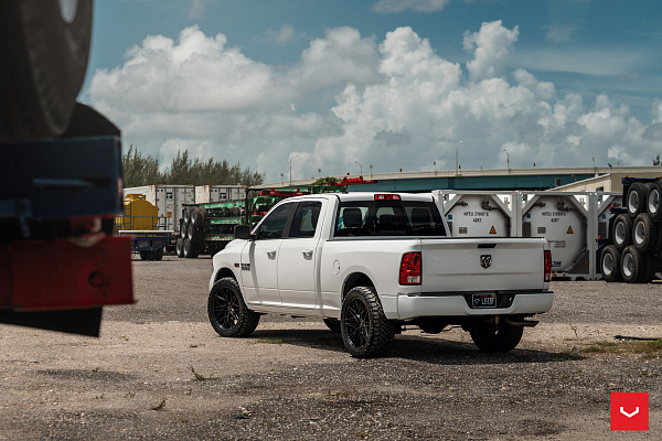 Фото дисков Vossen HF-7 Черный глянец на Ram 1500 IV