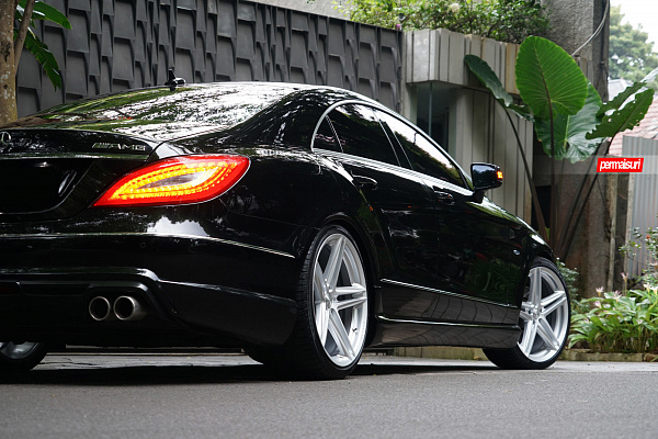 Фото дисков Vossen VFS-5 Серебро на Mercedes-Benz CLS (C218)
