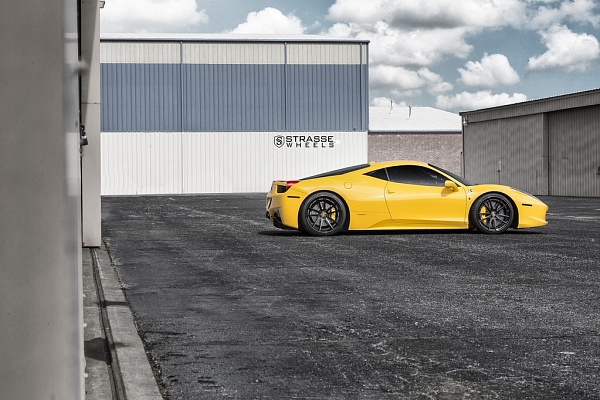 Фото дисков Strasse Wheels SV1 Deep Concave FS Черный сатин на Ferrari 458