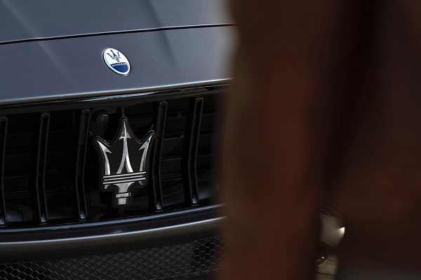Фото дисков Maserati URANO Черный глянец на Maserati Quattroporte VI