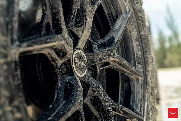 Фото дисков Vossen HF-5 Черный глянец на Land Rover Defender II