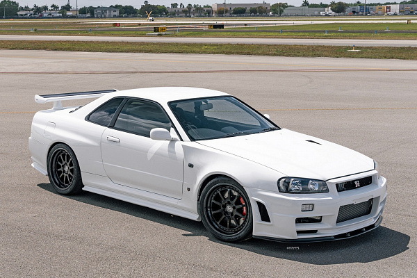 Фото дисков Strasse Wheels R10 Competition Черный глянец на Nissan GT-R