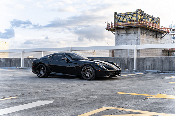 Фото дисков Strasse Wheels SV2 Deep Concave Duoblock Другой цвет на Ferrari 599