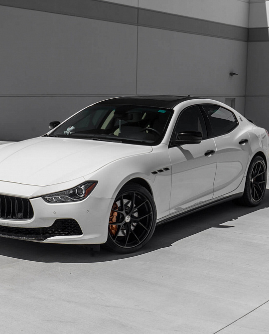 Фото дисков P101 Черный глянец на Maserati Ghibli