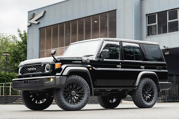 Фото дисков Kahn G22 DC Черный сатин на Toyota Land Cruiser 70