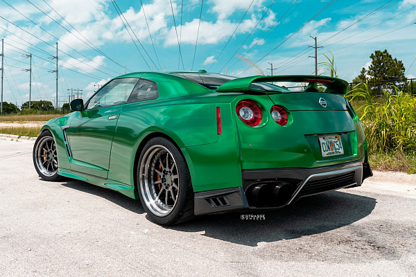 Фото дисков Strasse Wheels R10 Competition Черный глянец на Nissan GT-R