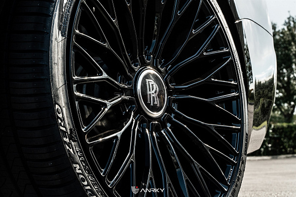 Фото дисков Anrky RF-140 Черный глянец на Rolls-Royce Wraith