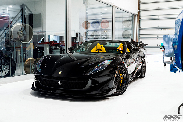 Фото дисков 1886 Wheels G010 Черный глянец на Ferrari 812