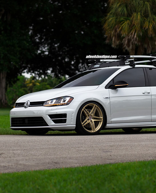 Фото дисков P107 Сатиновое золото на Volkswagen Golf VII