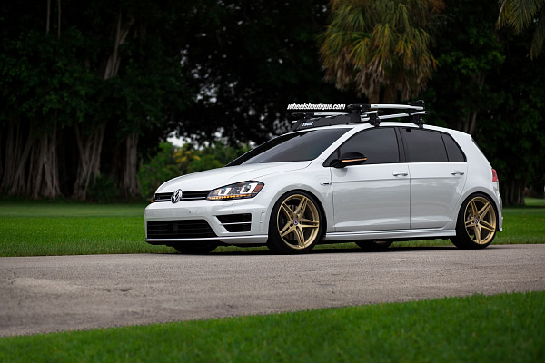 Фото дисков HRE P107 Сатиновое золото на Volkswagen Golf VII