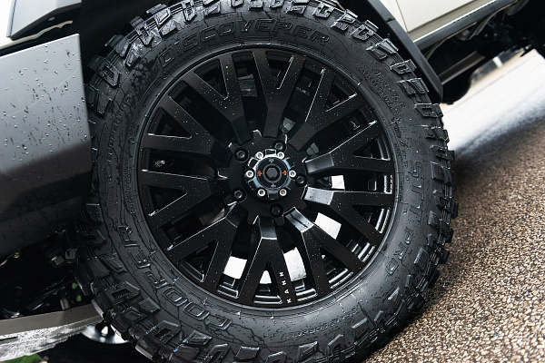 Фото дисков Kahn G22 DC Черный сатин на Toyota Land Cruiser 70