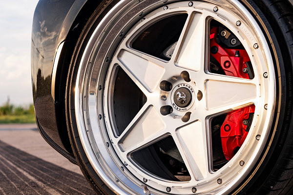 Фото дисков Strasse Wheels F5 Track Глянцевый лак на Ferrari SF90