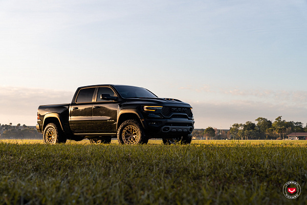 Фото дисков Vossen LC3-01T Глянцевая шампань на Ram 1500 V