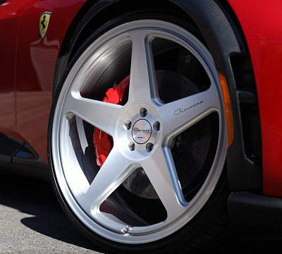 Фото дисков Giovanna Cinque на Ferrari Purosangue