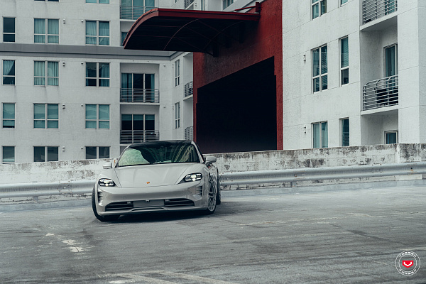 Фото дисков Vossen LC3-03T Глянцевый графит на Porsche Taycan I