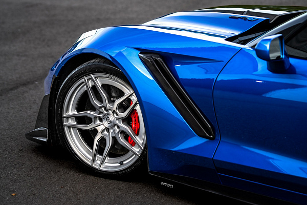 Фото дисков Strasse Wheels SV4 Deep Concave Duoblock Сатиновый темный лак на Chevrolet Corvette C7