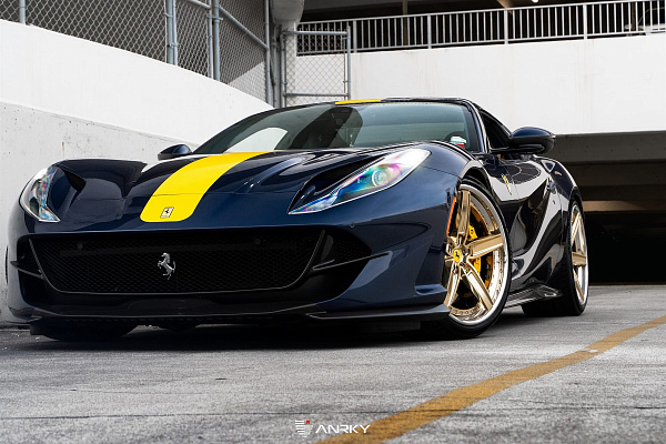 Фото дисков Anrky AN35 Глянцевое золото на Ferrari 812