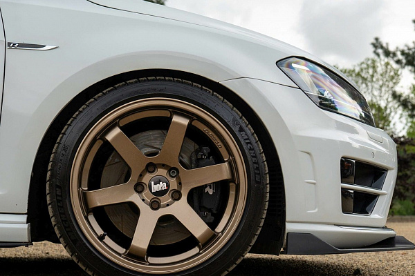 Фото дисков Bola B1 Глянцевое темное золото на Volkswagen Golf VII