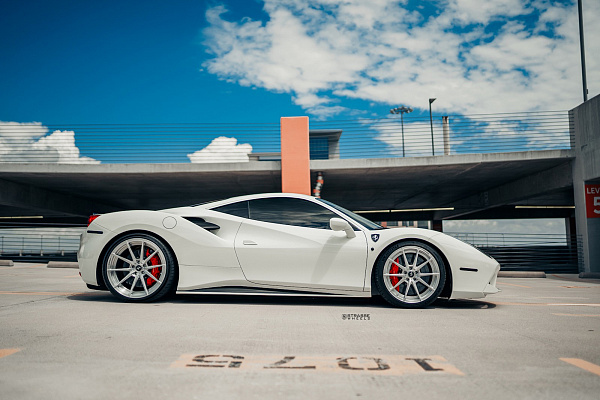 Фото дисков Strasse Wheels SV10 Deep Concave Duoblock Глянцевый лак на Ferrari 488