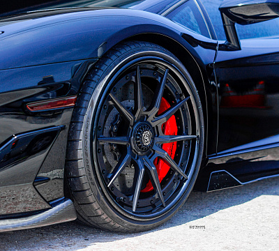 Фото дисков Strasse Wheels SV10 Deep Concave FS на Lamborghini Aventador