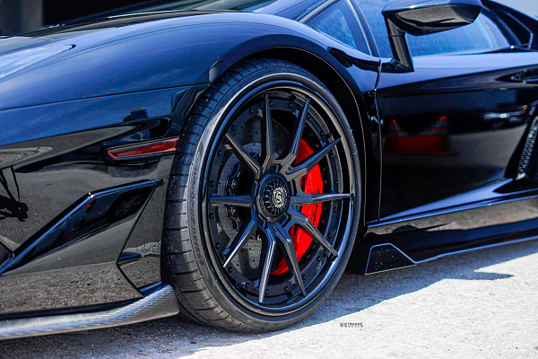 Фото дисков Strasse Wheels SV10 Deep Concave FS Черный сатин на Lamborghini Aventador