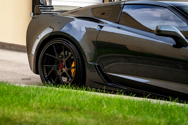 Фото дисков Strasse Wheels SM5RT Deep Concave FS Черный глянец на Chevrolet Corvette C7