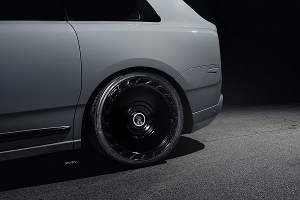 Фото дисков Strasse Wheels SV101 Deep Concave Duoblock RR Черный глянец на Rolls-Royce Cullinan