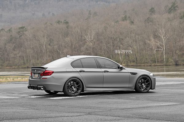 Фото дисков Strasse Wheels SM5R Deep Concave Monoblock Черный глянец на BMW 5/M5 (F10)