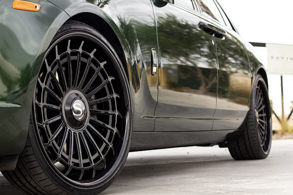 Фото дисков Savini SL7 Черный глянец на Rolls-Royce Ghost I