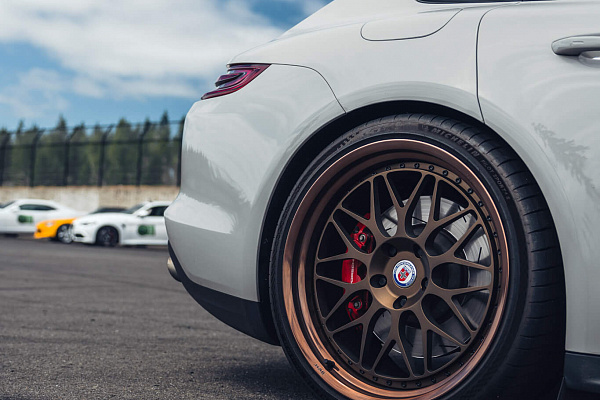 Фото дисков HRE 300 Сатиновая темная бронза на Porsche Panamera III