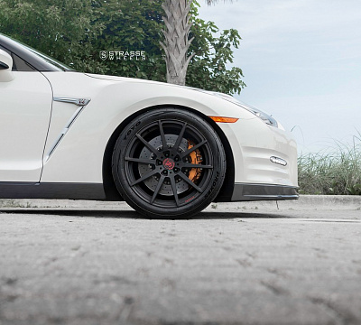 Фото дисков Strasse Wheels R10 Deep Concave Monoblock на Nissan GT-R