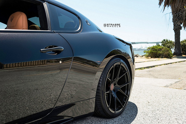 Фото дисков Strasse Wheels SM5R Deep Concave Monoblock Черный глянец на Maserati GranTurismo I