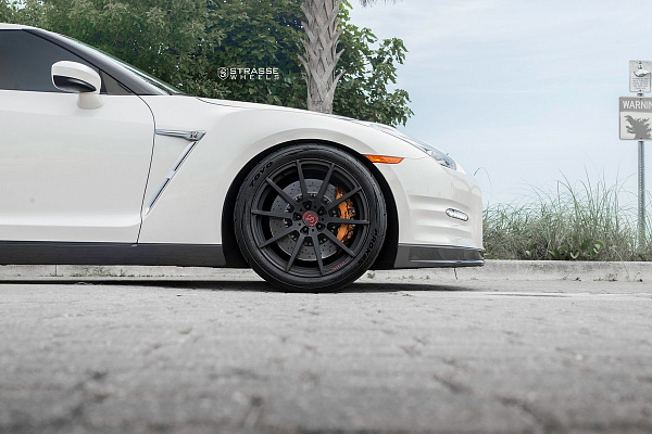 Фото дисков Strasse Wheels R10 Deep Concave Monoblock Черный сатин на Nissan GT-R