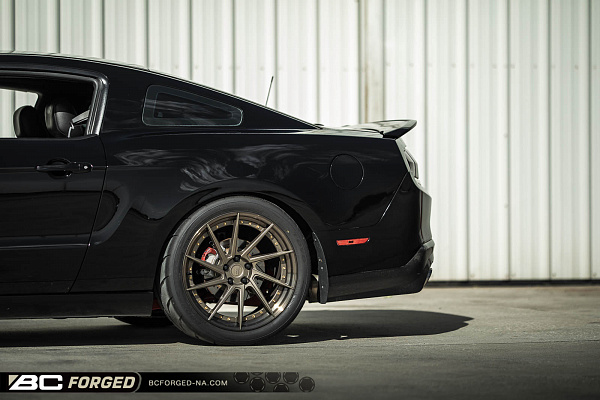 Фото дисков BC Forged HCA210 Сатиновая бронза на Ford Mustang V