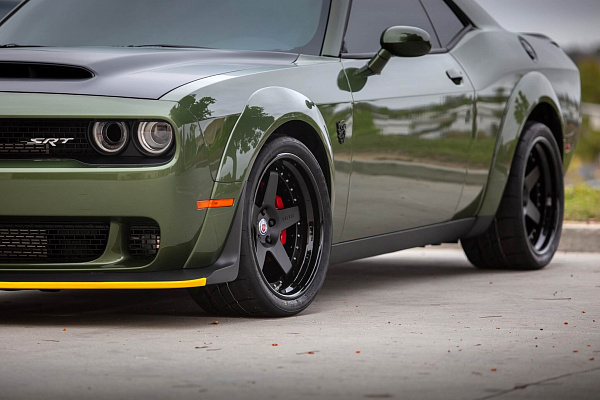Фото дисков HRE C105 Черный сатин на Dodge Challenger III