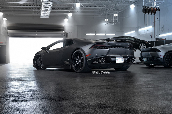 Фото дисков Strasse Wheels SV1 Deep Concave Monoblock Черный глянец на Lamborghini Huracan