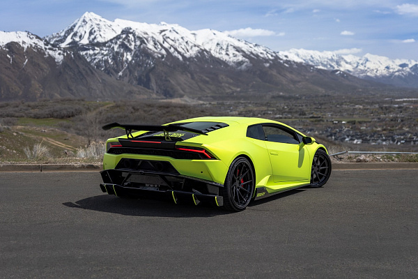 Фото дисков Strasse Wheels SV10T Deep Concave FS Черный глянец на Lamborghini Huracan