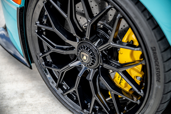 Фото дисков Brixton Forged CM6-R Черный глянец на Lamborghini Huracan