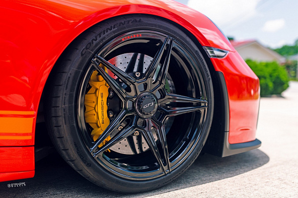 Фото дисков Strasse Wheels SV2 Deep Concave Monoblock Черный глянец на Porsche 911 VII