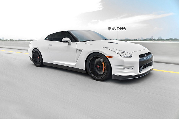 Фото дисков Strasse Wheels R10 Deep Concave Monoblock Черный сатин на Nissan GT-R